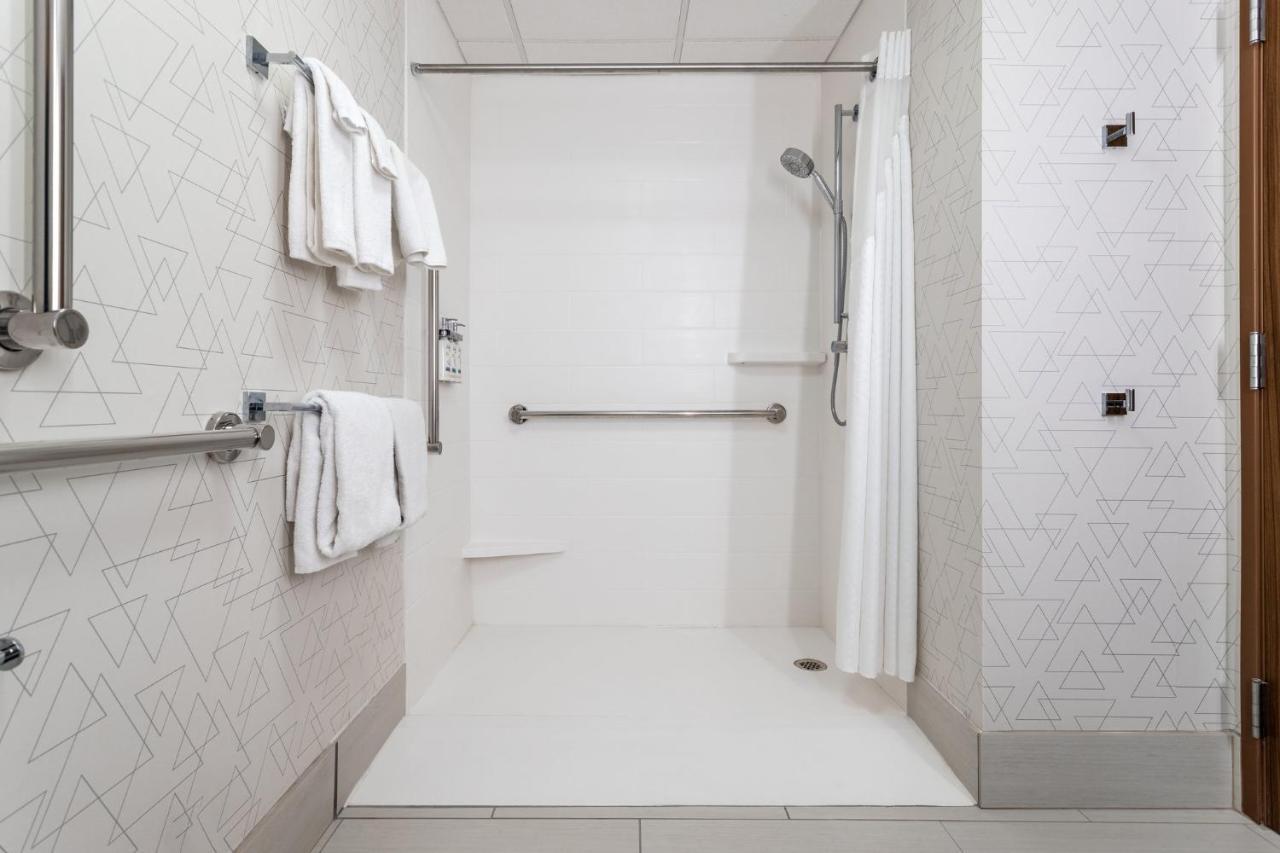 Holiday Inn Express Hotel & Suites-St. Paul By Ihg Vadnais Heights Esterno foto